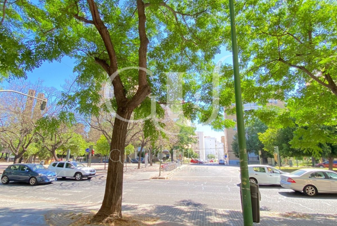 ¡SE ALQUILA ESTUPENDO LOCAL EN LAS NACIONES!