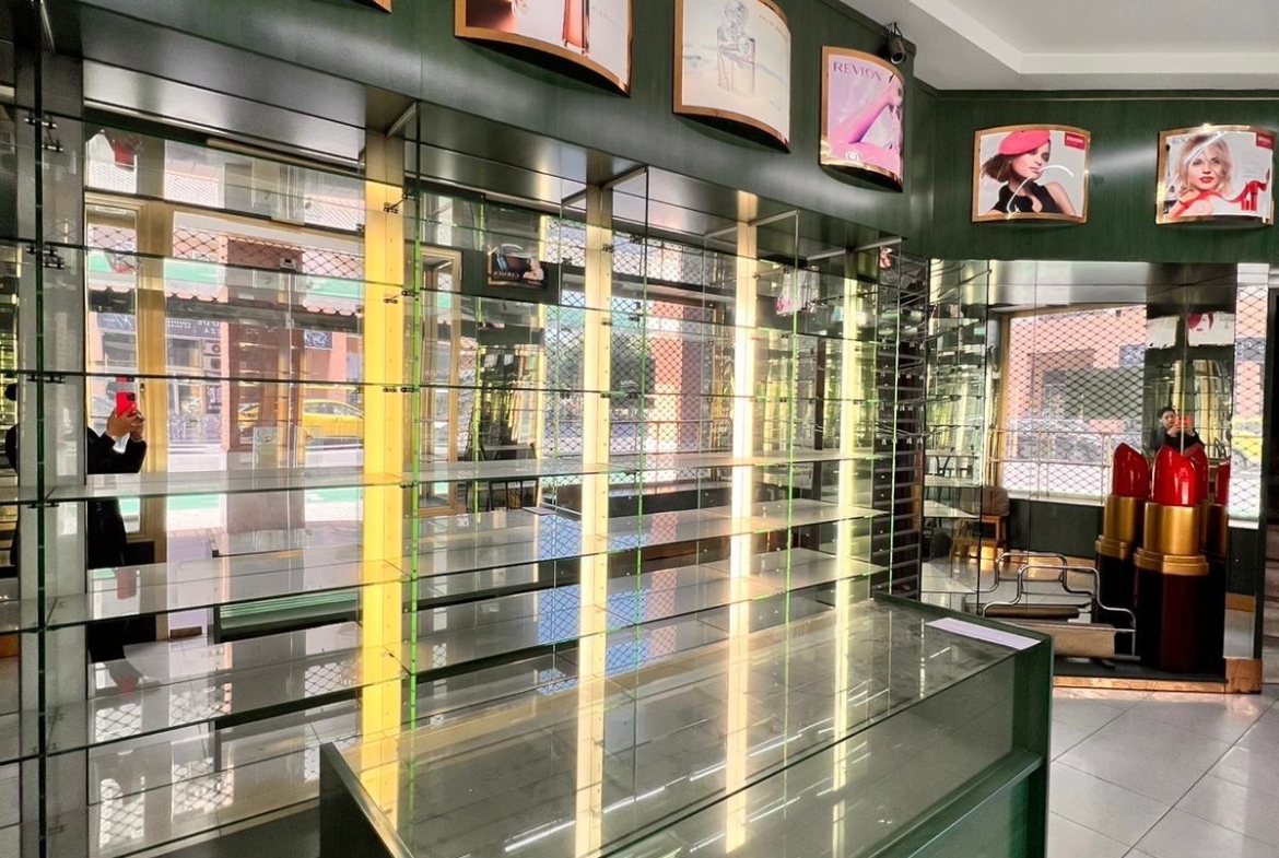 ¡FANTASTICO LOCAL EN AVENIDA MANUEL DEL VALLE!