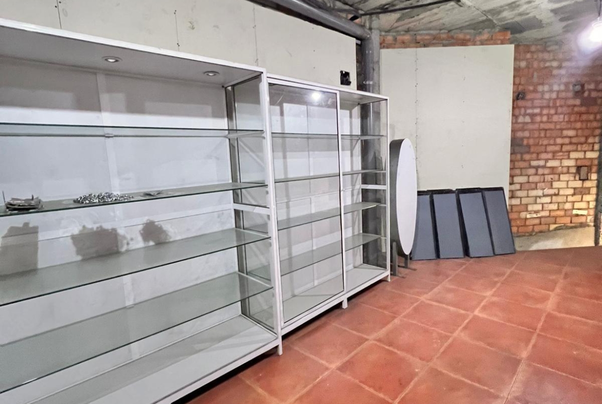 ¡FANTASTICO LOCAL EN AVENIDA MANUEL DEL VALLE!