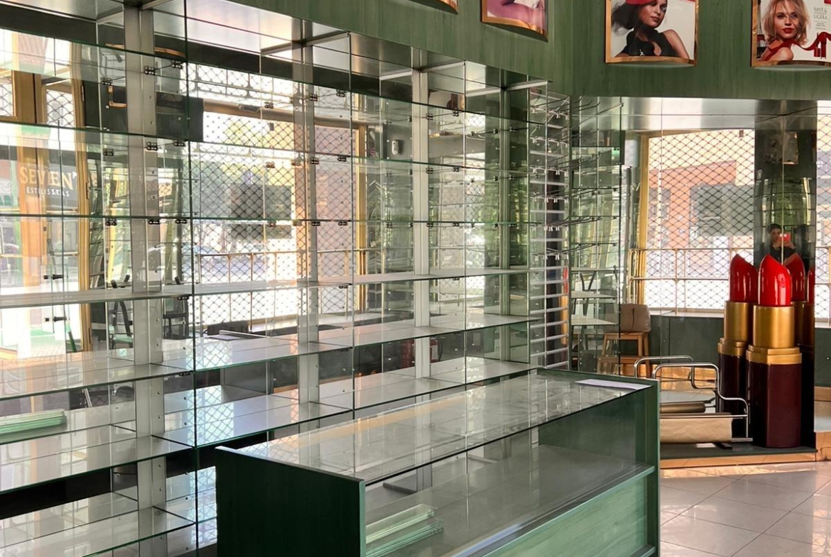¡FANTASTICO LOCAL EN AVENIDA MANUEL DEL VALLE!
