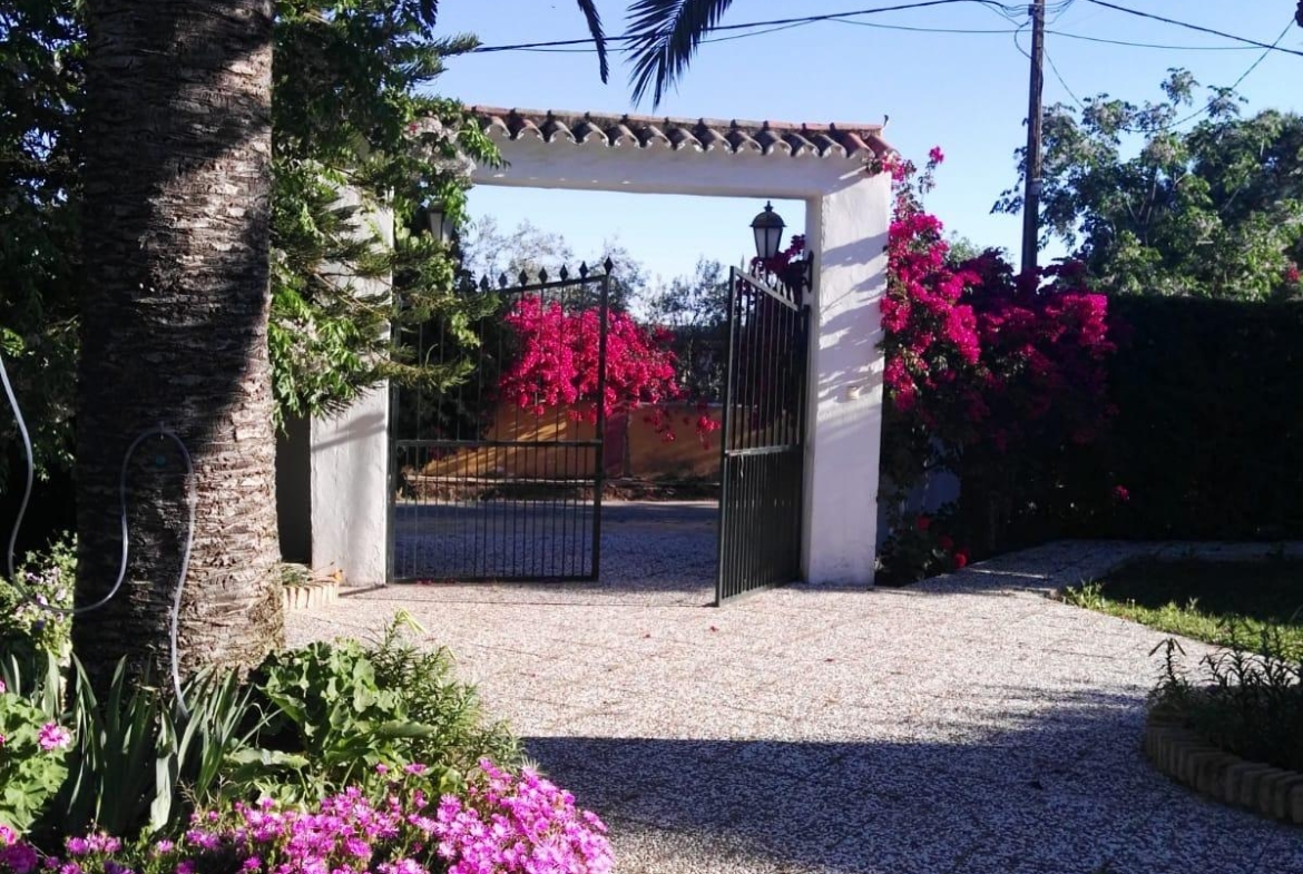 ¡CHALET EN VENTA EN URBANIZACION PRADOLLANO!