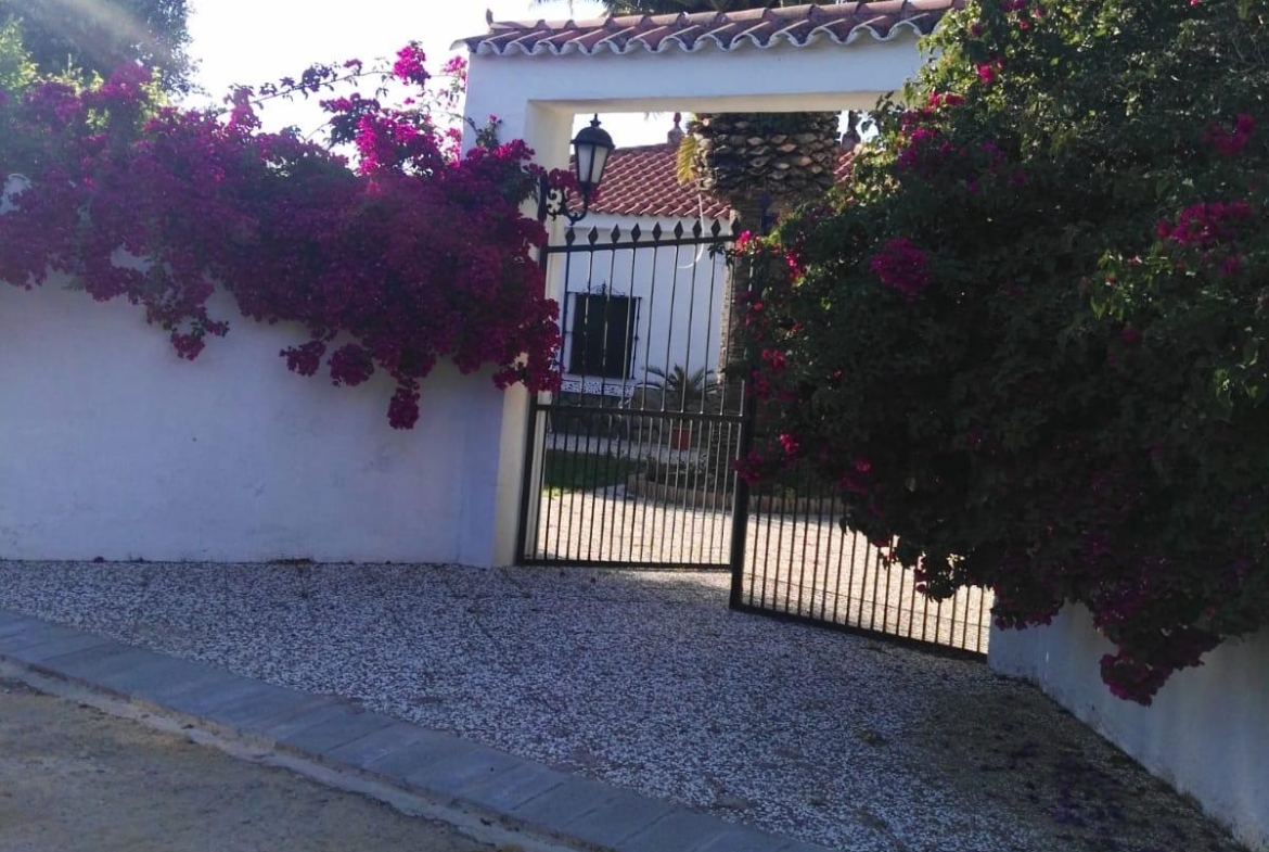 ¡CHALET EN VENTA EN URBANIZACION PRADOLLANO!