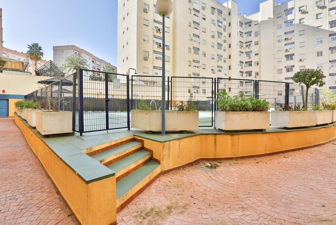 ¡FANTASTICO PISO EN URBANIZACIÓN PARQUEFLORES!