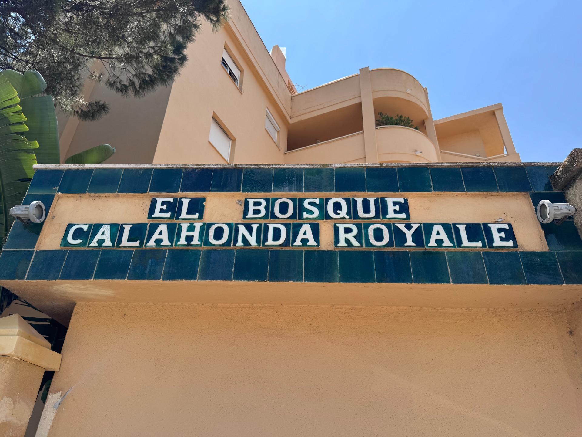 ¡ESTUPENDO PISO EN CALAHONDA!