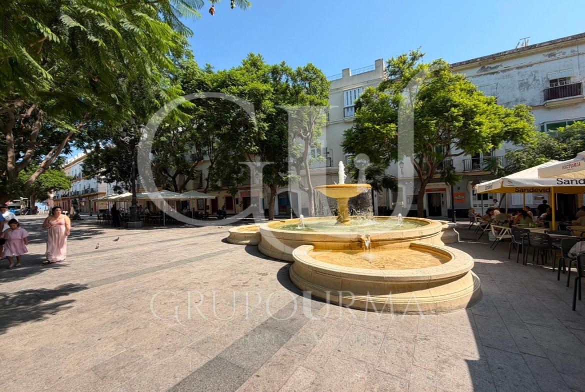 ¡ESTUPENDO PISO EN CÁDIZ!