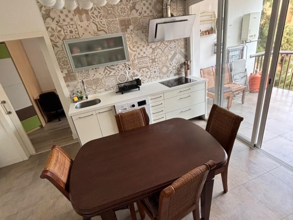 ¡SE ALQUILA UNA ESTUPENDA HABITACION DOBLE CON BAÑO EN SUITE EN CALLE URQUIZA – ZONA SANTA JUSTA!