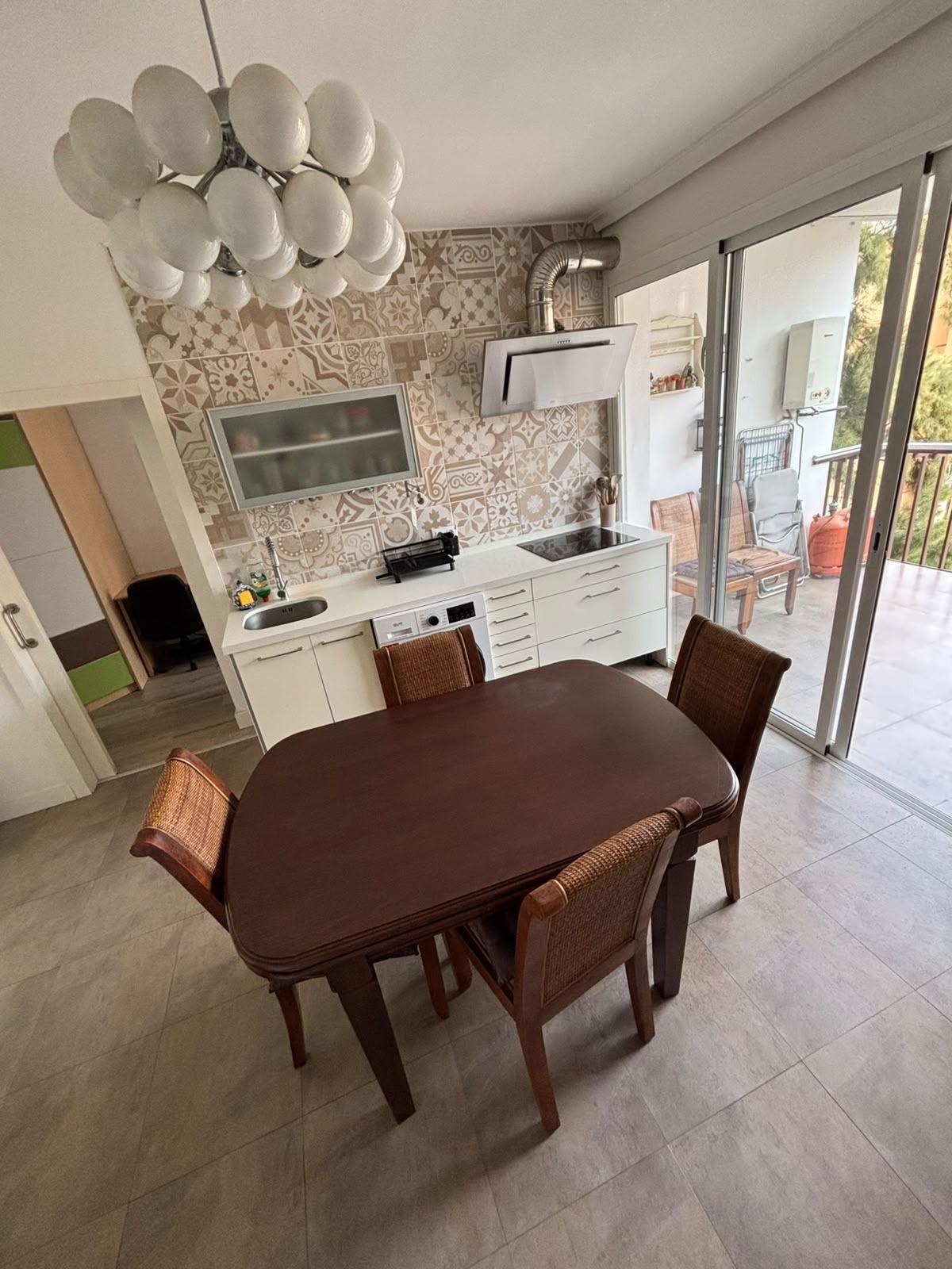 ¡SE ALQUILA UNA ESTUPENDA HABITACION DOBLE CON BAÑO EN SUITE EN CALLE URQUIZA – ZONA SANTA JUSTA!