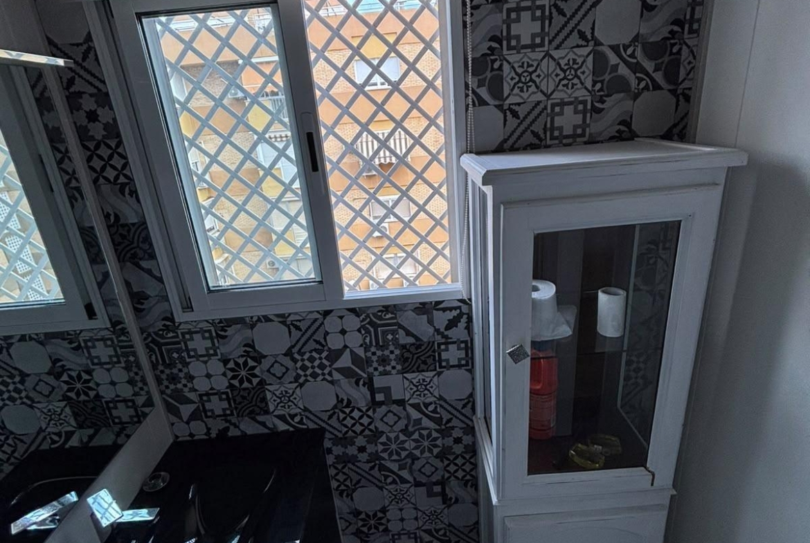 ¡SE ALQUILA UNA ESTUPENDA HABITACION DOBLE CON BAÑO EN SUITE EN CALLE URQUIZA – ZONA SANTA JUSTA!