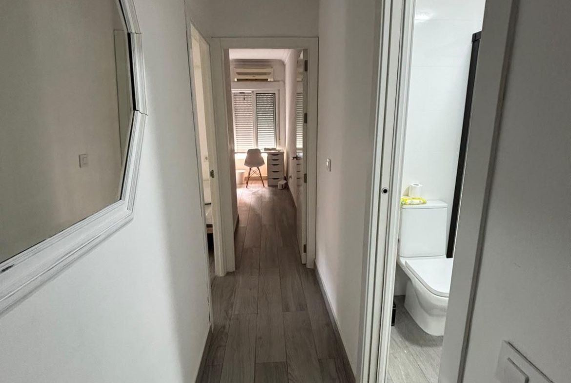 ¡SE ALQUILA UNA ESTUPENDA HABITACION DOBLE CON BAÑO EN SUITE EN CALLE URQUIZA – ZONA SANTA JUSTA!