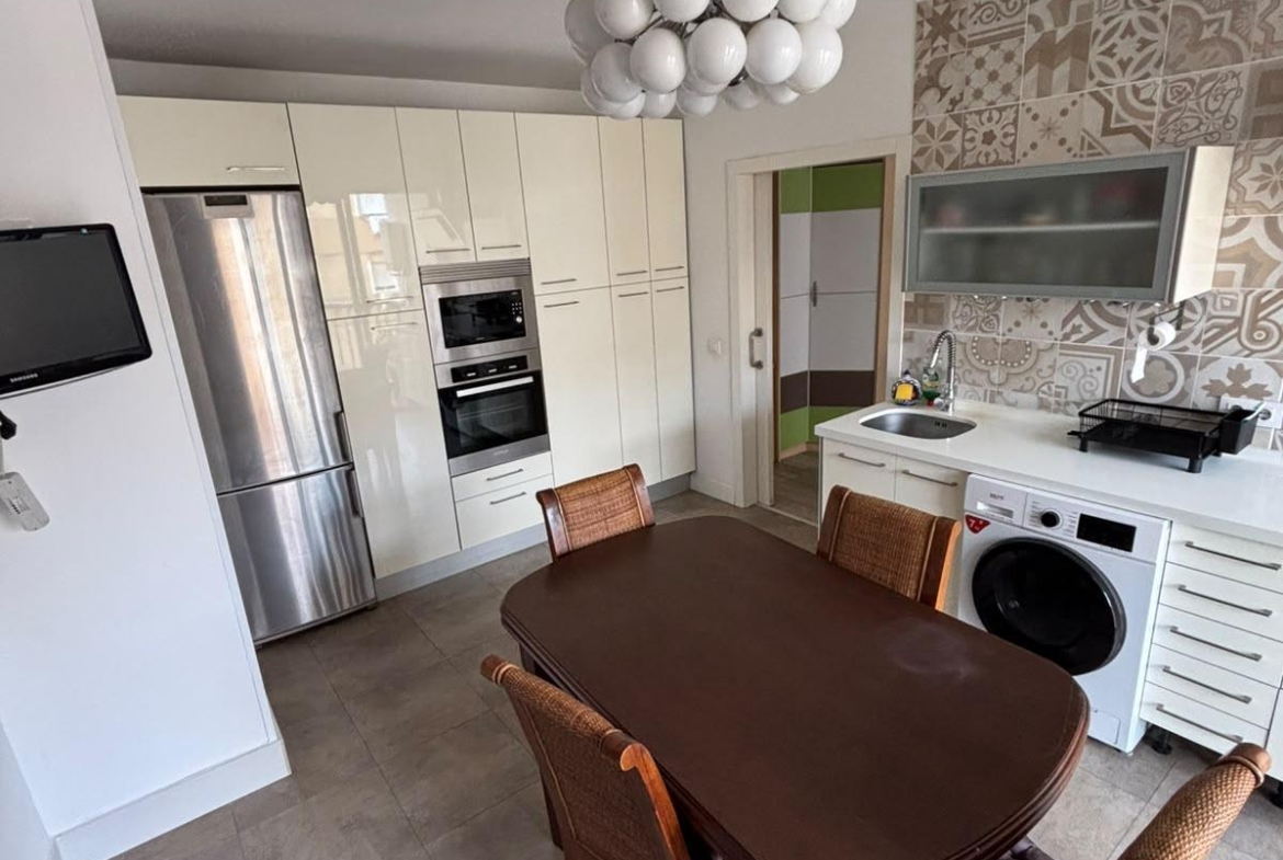 ¡SE ALQUILA UNA ESTUPENDA HABITACION DOBLE CON BAÑO EN SUITE EN CALLE URQUIZA – ZONA SANTA JUSTA!