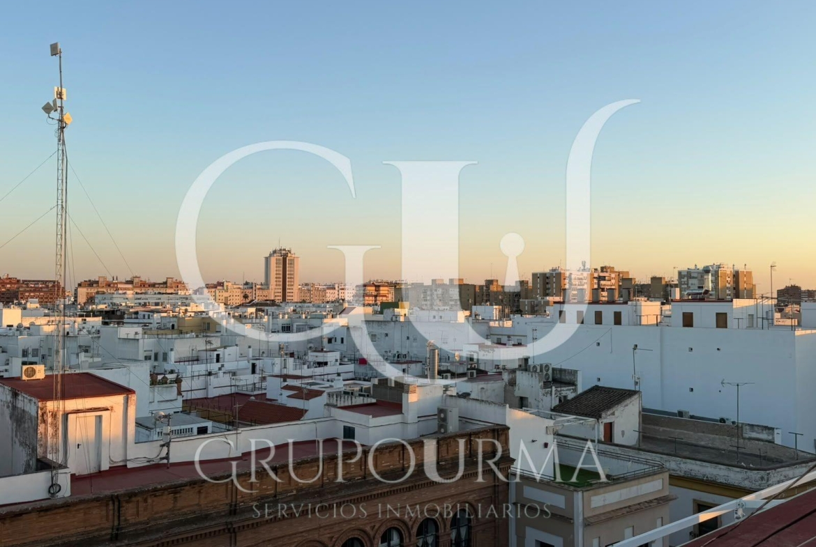 ¡ESTUPENDO PISO EN VENTA EN EL CORAZON DE TRIANA!