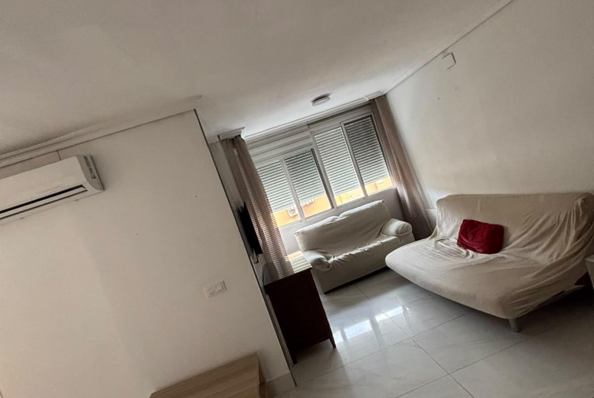 ¡SE ALQUILA UNA ESTUPENDA HABITACION DOBLE CON BAÑO EN SUITE EN CALLE URQUIZA – ZONA SANTA JUSTA!