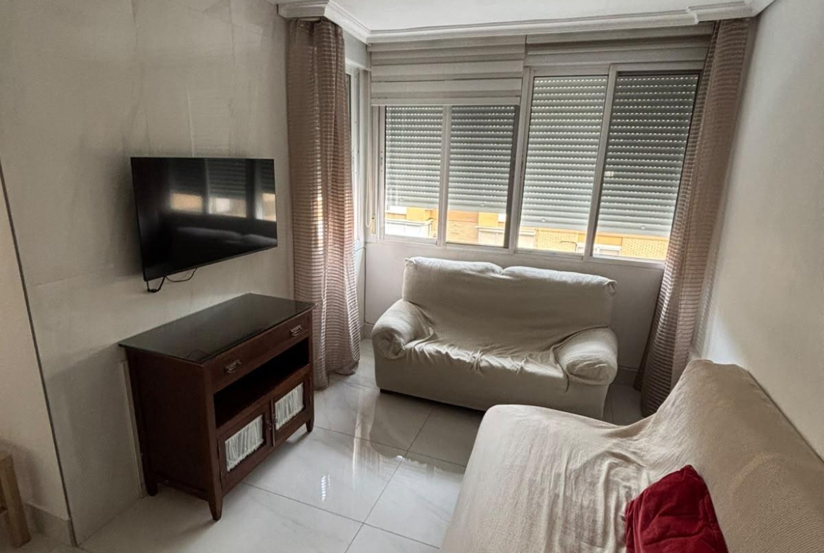 ¡SE ALQUILA UNA ESTUPENDA HABITACION DOBLE CON BAÑO EN SUITE EN CALLE URQUIZA – ZONA SANTA JUSTA!