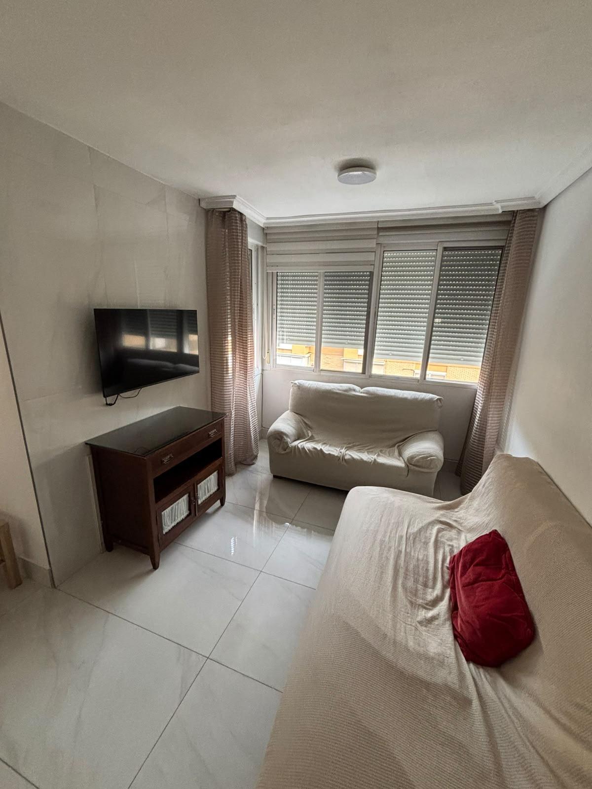 ¡SE ALQUILA UNA ESTUPENDA HABITACION DOBLE CON BAÑO EN SUITE EN CALLE URQUIZA – ZONA SANTA JUSTA!