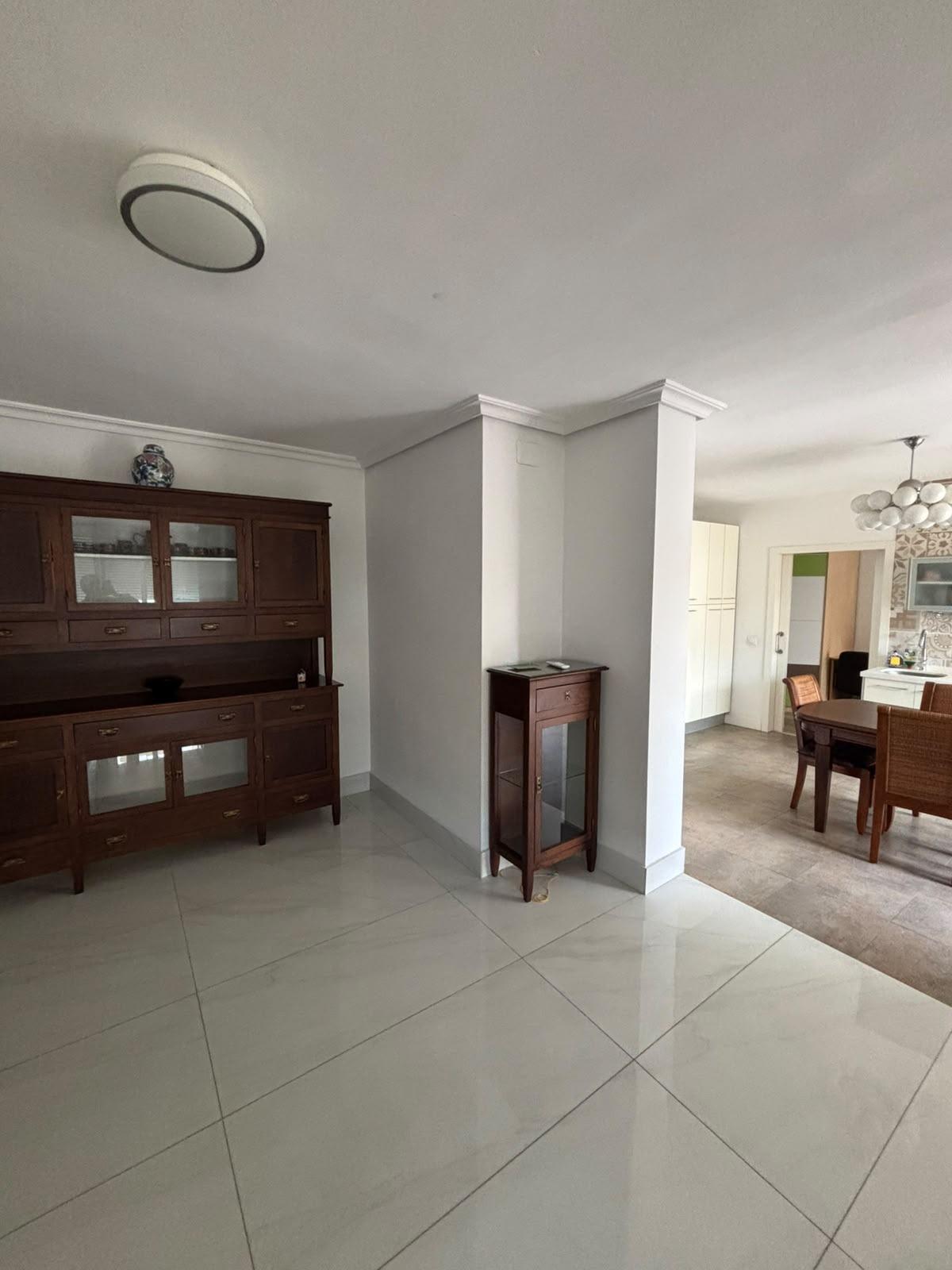 ¡SE ALQUILA UNA ESTUPENDA HABITACION DOBLE CON BAÑO EN SUITE EN CALLE URQUIZA – ZONA SANTA JUSTA!