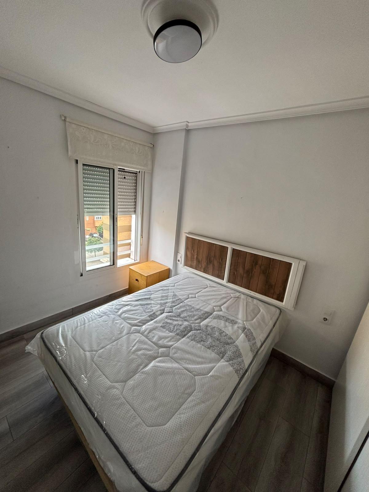 ¡SE ALQUILA UNA ESTUPENDA HABITACION DOBLE CON BAÑO EN SUITE EN CALLE URQUIZA – ZONA SANTA JUSTA!