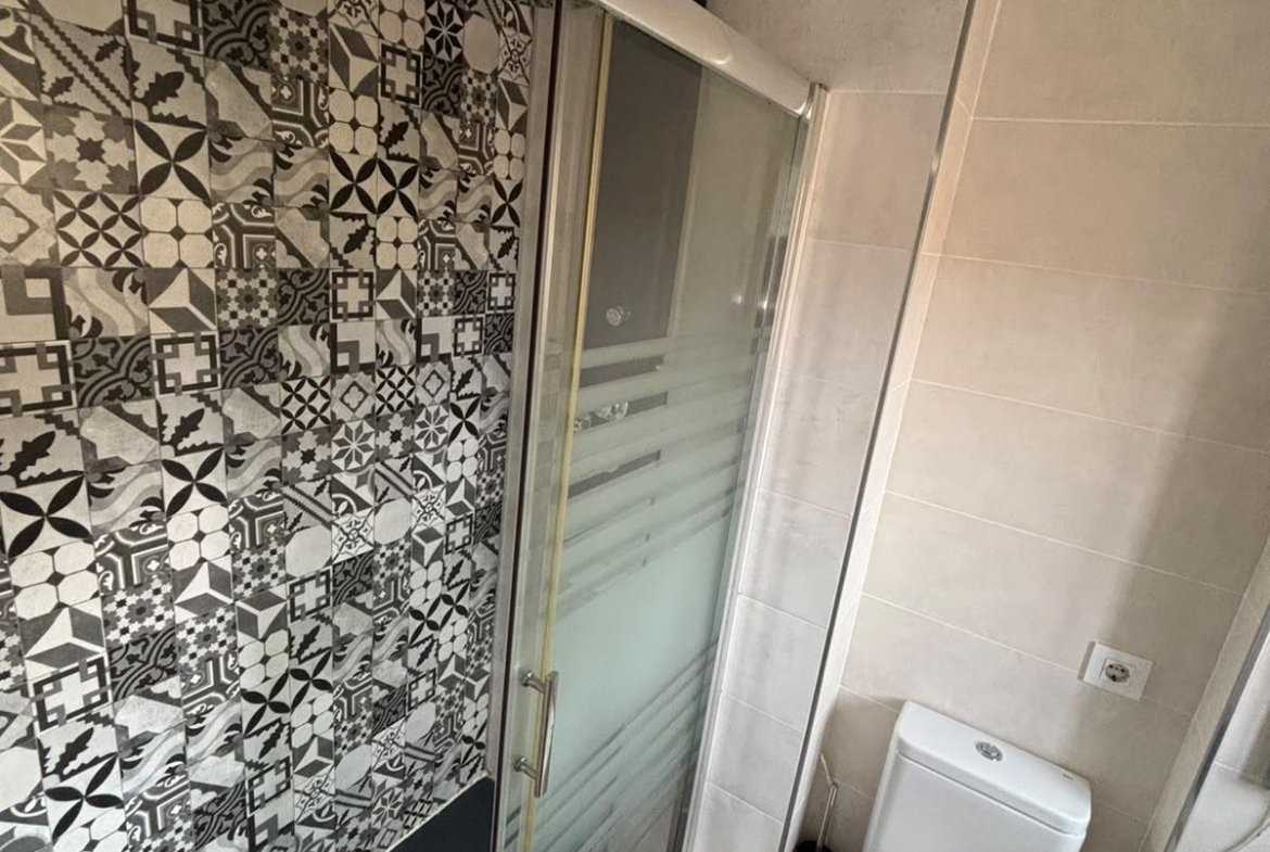 ¡SE ALQUILA UNA ESTUPENDA HABITACION DOBLE CON BAÑO EN SUITE EN CALLE URQUIZA – ZONA SANTA JUSTA!