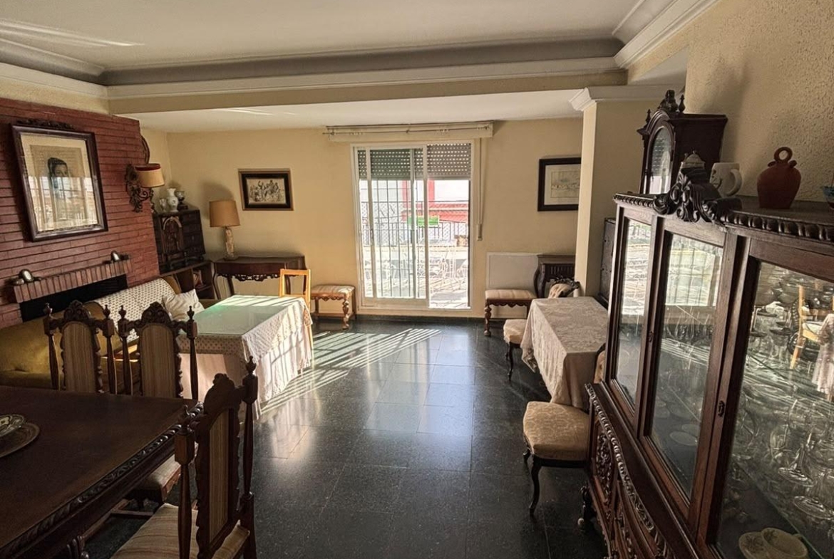 ¡GRUPO URMA OFRECE ESTA MAGNÍFICA VIVIENDA DE 255 M² EN CALLE ZARAGOZA, UNA DE LAS UBICACIONES MÁS PRIVILEGIADAS DE SEVILLA!