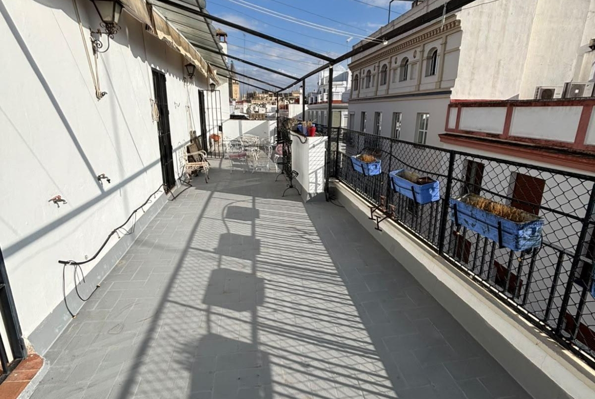 ¡GRUPO URMA OFRECE ESTA MAGNÍFICA VIVIENDA DE 255 M² EN CALLE ZARAGOZA, UNA DE LAS UBICACIONES MÁS PRIVILEGIADAS DE SEVILLA!