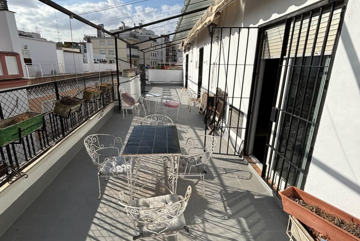¡GRUPO URMA OFRECE ESTA MAGNÍFICA VIVIENDA DE 255 M² EN CALLE ZARAGOZA, UNA DE LAS UBICACIONES MÁS PRIVILEGIADAS DE SEVILLA!
