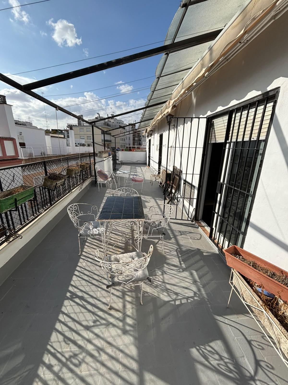 ¡GRUPO URMA OFRECE ESTA MAGNÍFICA VIVIENDA DE 255 M² EN CALLE ZARAGOZA, UNA DE LAS UBICACIONES MÁS PRIVILEGIADAS DE SEVILLA!