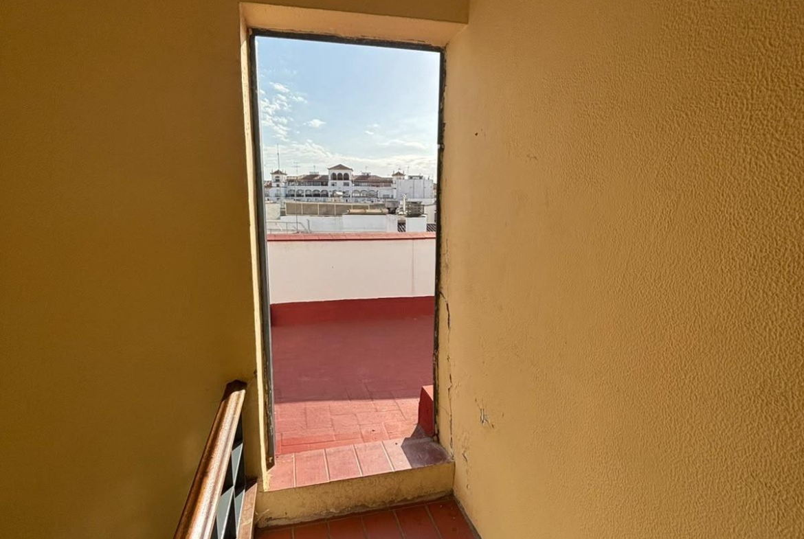 ¡GRUPO URMA OFRECE ESTA MAGNÍFICA VIVIENDA DE 255 M² EN CALLE ZARAGOZA, UNA DE LAS UBICACIONES MÁS PRIVILEGIADAS DE SEVILLA!