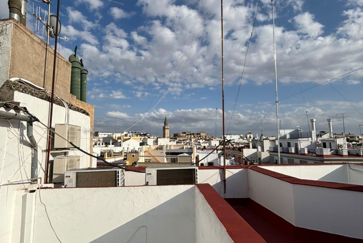 ¡GRUPO URMA OFRECE ESTA MAGNÍFICA VIVIENDA DE 255 M² EN CALLE ZARAGOZA, UNA DE LAS UBICACIONES MÁS PRIVILEGIADAS DE SEVILLA!