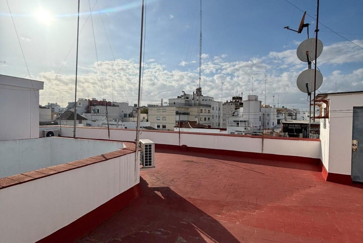 ¡GRUPO URMA OFRECE ESTA MAGNÍFICA VIVIENDA DE 255 M² EN CALLE ZARAGOZA, UNA DE LAS UBICACIONES MÁS PRIVILEGIADAS DE SEVILLA!