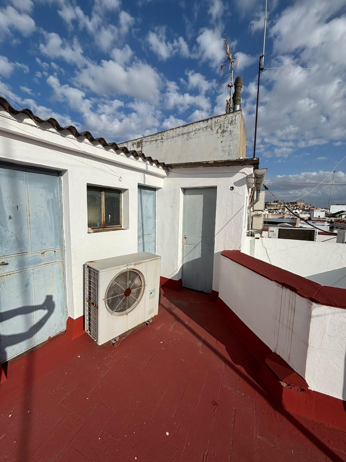 ¡GRUPO URMA OFRECE ESTA MAGNÍFICA VIVIENDA DE 255 M² EN CALLE ZARAGOZA, UNA DE LAS UBICACIONES MÁS PRIVILEGIADAS DE SEVILLA!