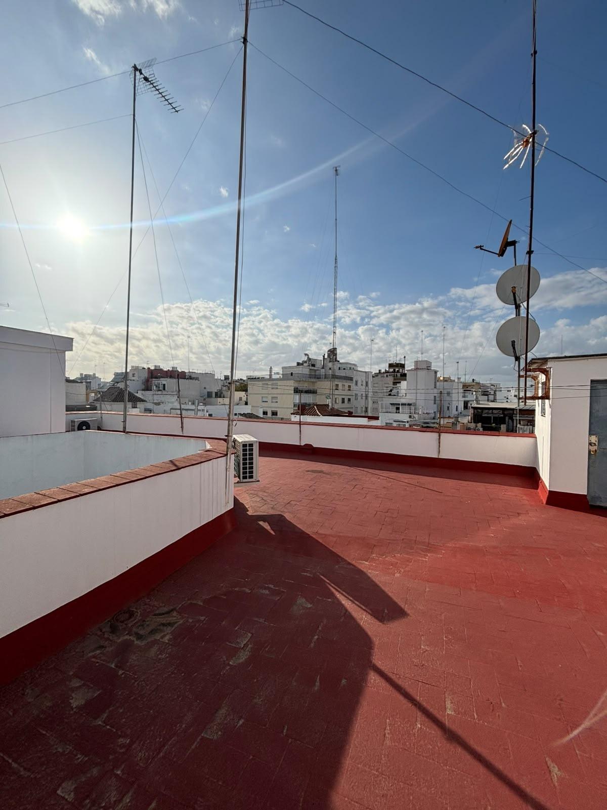 ¡GRUPO URMA OFRECE ESTA MAGNÍFICA VIVIENDA DE 255 M² EN CALLE ZARAGOZA, UNA DE LAS UBICACIONES MÁS PRIVILEGIADAS DE SEVILLA!