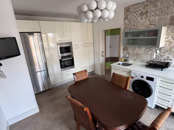 ¡SE ALQUILAN 2 ESTUPENDAS HABITACIONES EN CALLE URQUIZA – ZONA SANTA JUSTA!