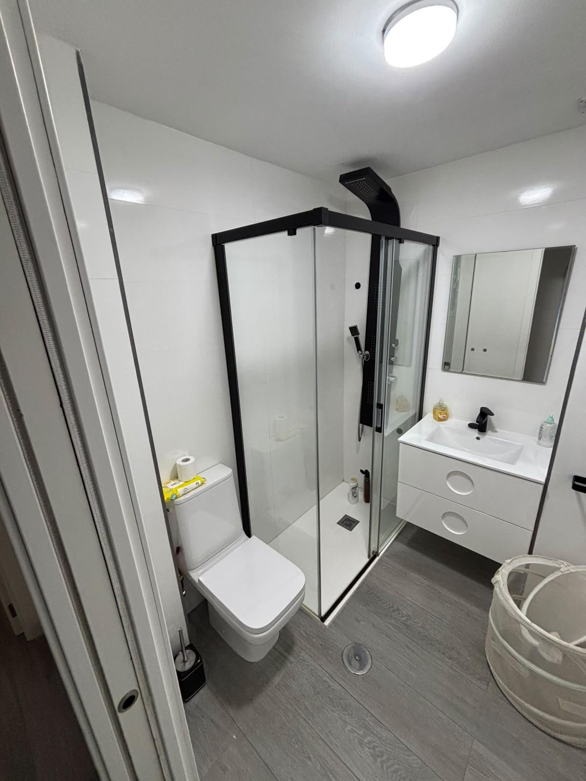 ¡SE ALQUILAN 2 ESTUPENDAS HABITACIONES EN CALLE URQUIZA – ZONA SANTA JUSTA!