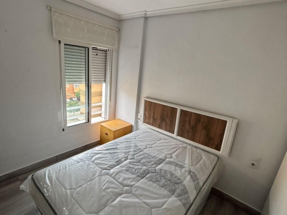 ¡SE ALQUILA UNA ESTUPENDA HABITACION DOBLE CON BAÑO EN SUITE EN CALLE URQUIZA – ZONA SANTA JUSTA!