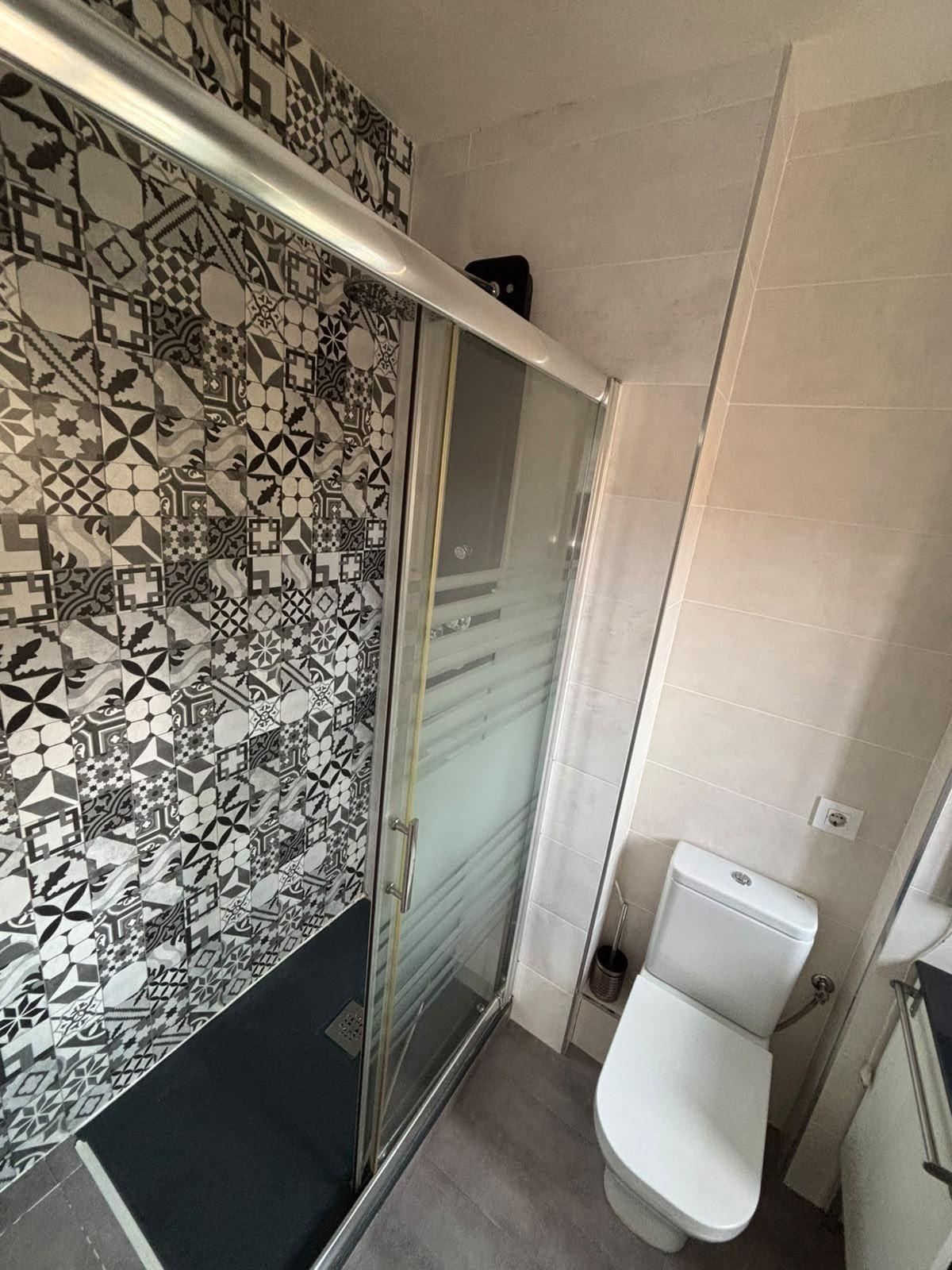 ¡SE ALQUILA UNA ESTUPENDA HABITACION DOBLE CON BAÑO EN SUITE EN CALLE URQUIZA – ZONA SANTA JUSTA!