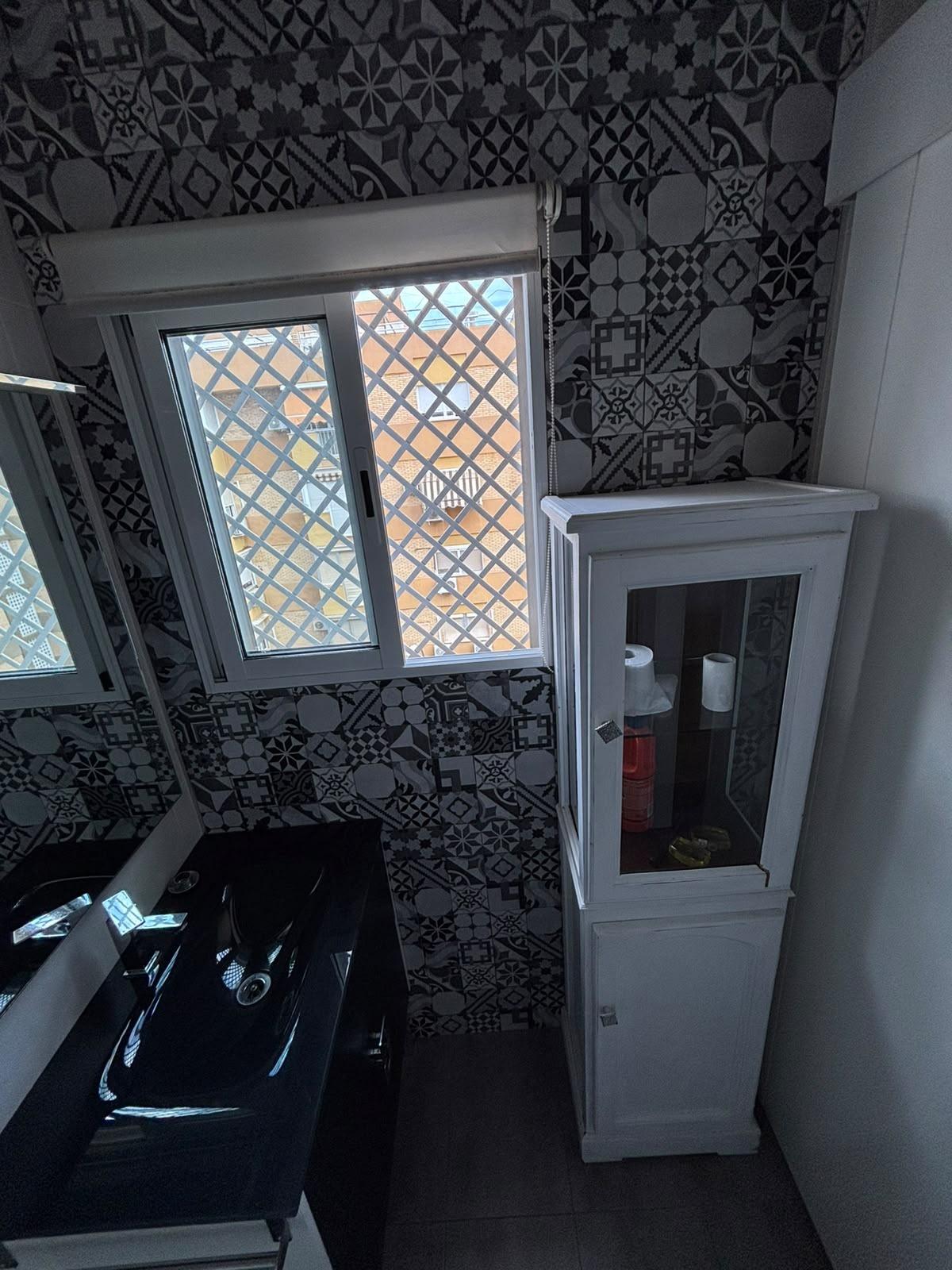 ¡SE ALQUILA UNA ESTUPENDA HABITACION DOBLE CON BAÑO EN SUITE EN CALLE URQUIZA – ZONA SANTA JUSTA!