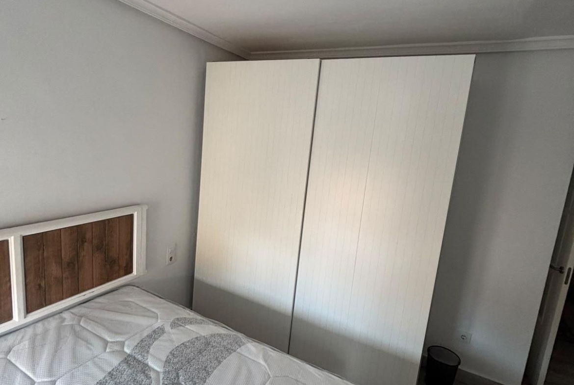 ¡SE ALQUILA UNA ESTUPENDA HABITACION DOBLE CON BAÑO EN SUITE EN CALLE URQUIZA – ZONA SANTA JUSTA!