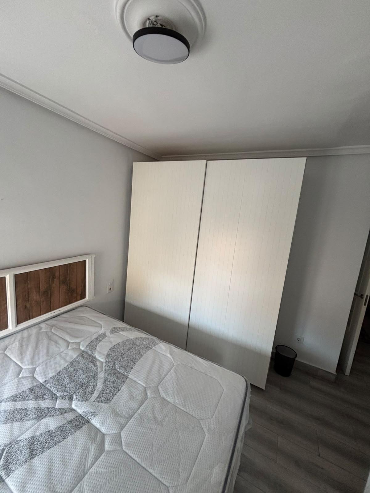 ¡SE ALQUILA UNA ESTUPENDA HABITACION DOBLE CON BAÑO EN SUITE EN CALLE URQUIZA – ZONA SANTA JUSTA!