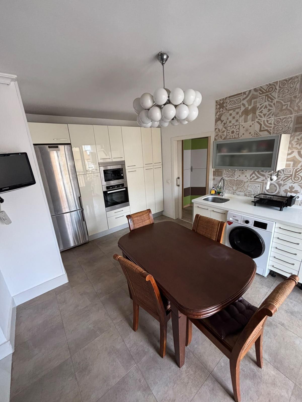 ¡SE ALQUILA UNA ESTUPENDA HABITACION DOBLE CON BAÑO EN SUITE EN CALLE URQUIZA – ZONA SANTA JUSTA!